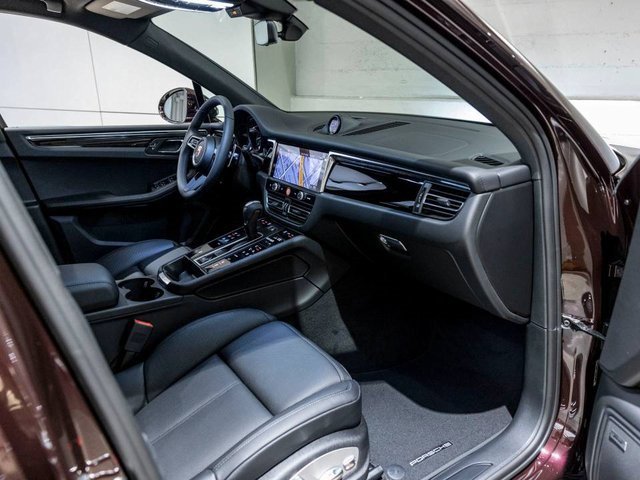 Used 2025 Porsche Macan image 18