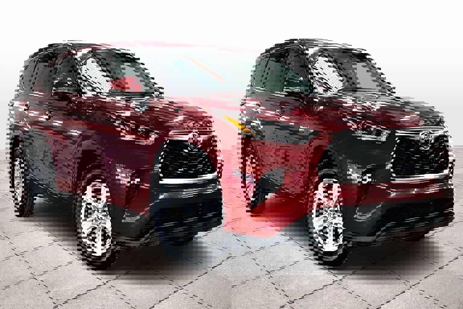 Used 2021 Toyota Highlander LE image 2