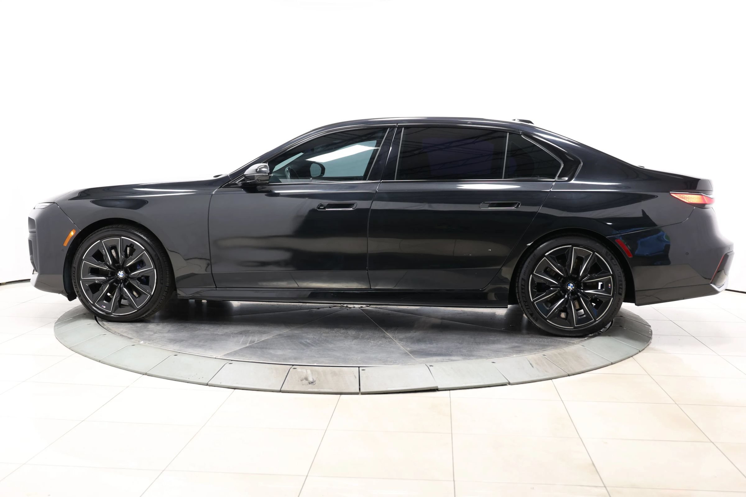 Used 2023 BMW 740i RWD image 9