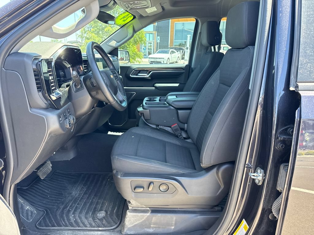 Used 2024 Chevrolet Silverado 1500 LT AWD/4WD image 25