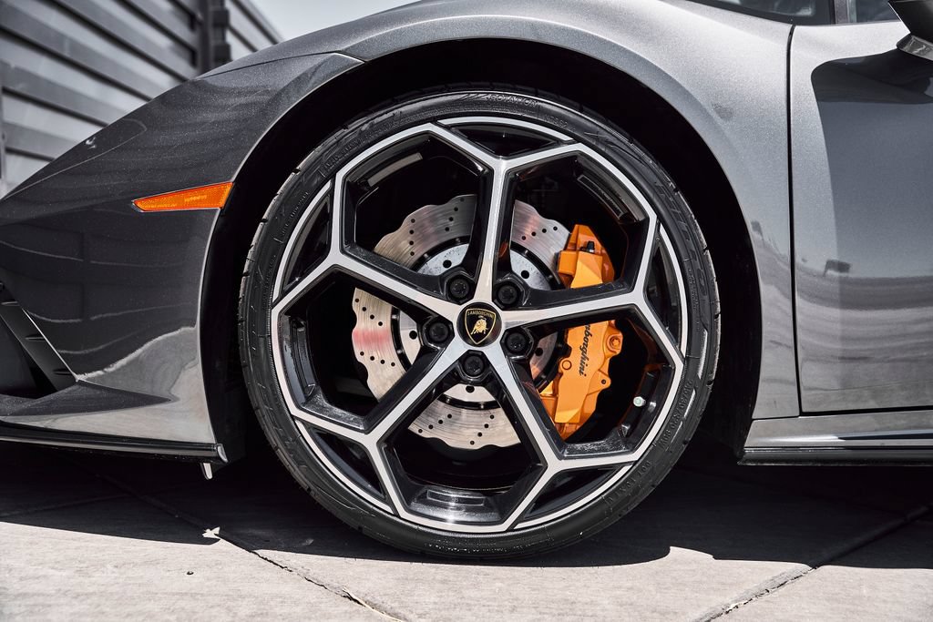Used 2021 Lamborghini Huracan EVO RWD image 3