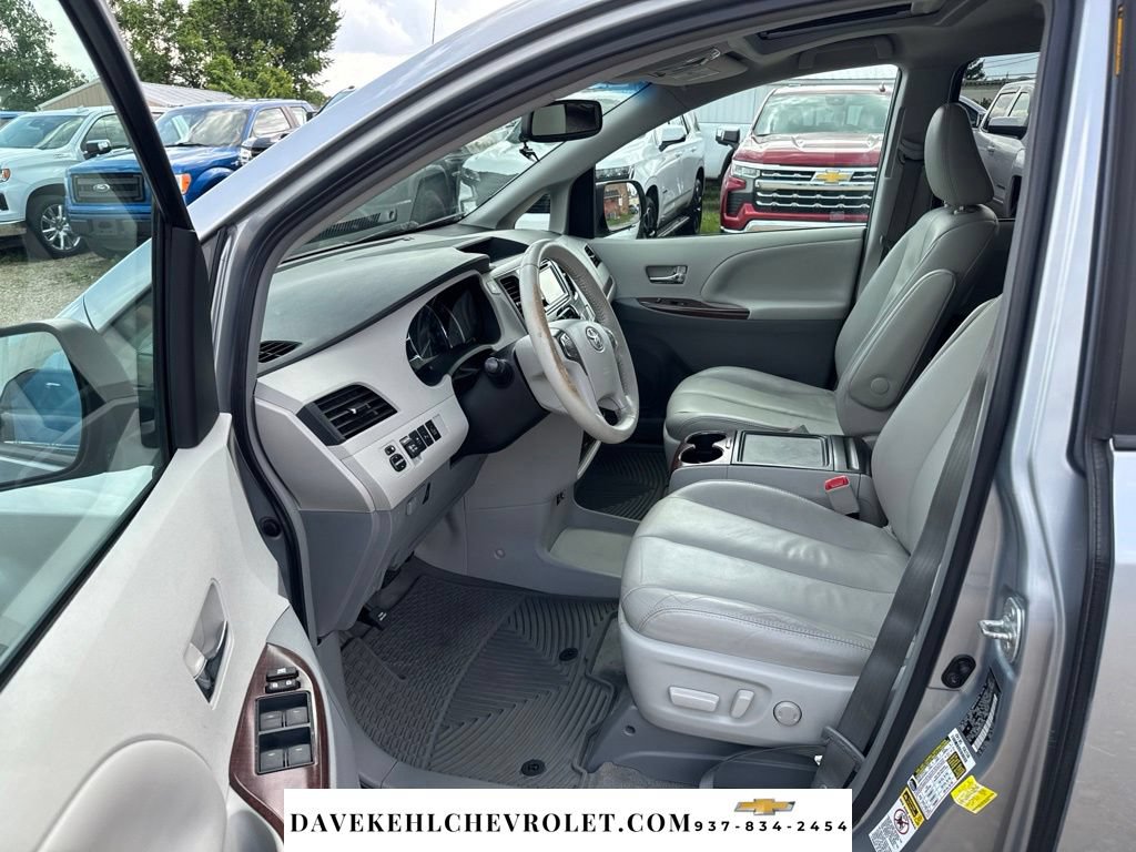 Used 2014 Toyota Sienna XLE w/ Entertainment Package FWD image 16