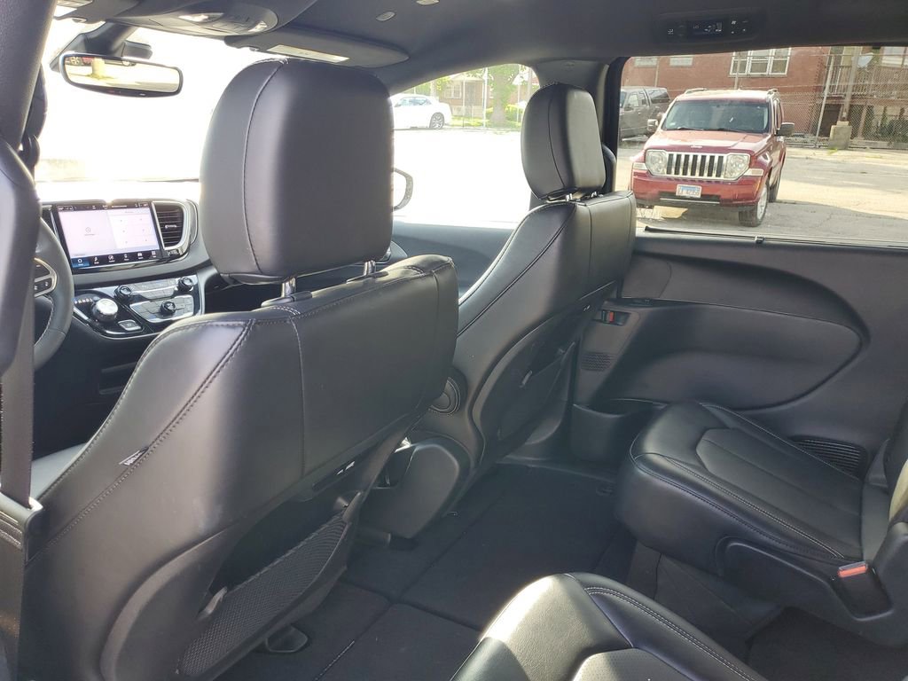 Used 2025 Chrysler Pacifica Select FWD image 11