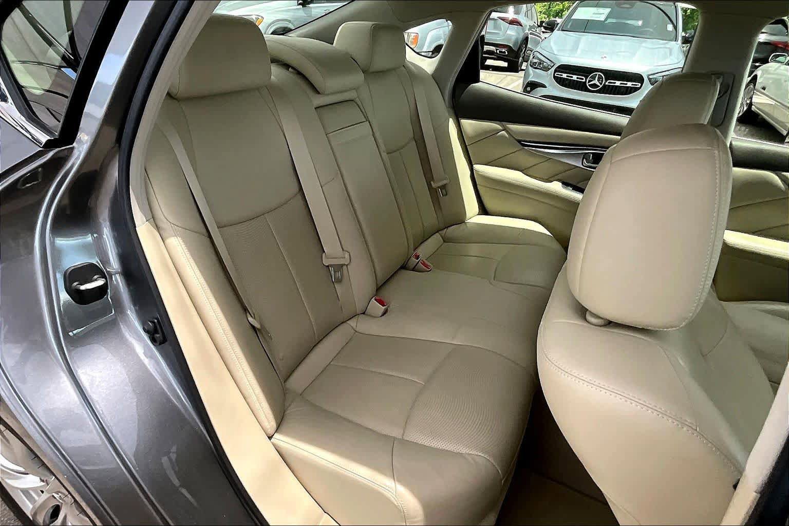 Used 2015 INFINITI Q70 3.7 RWD image 20