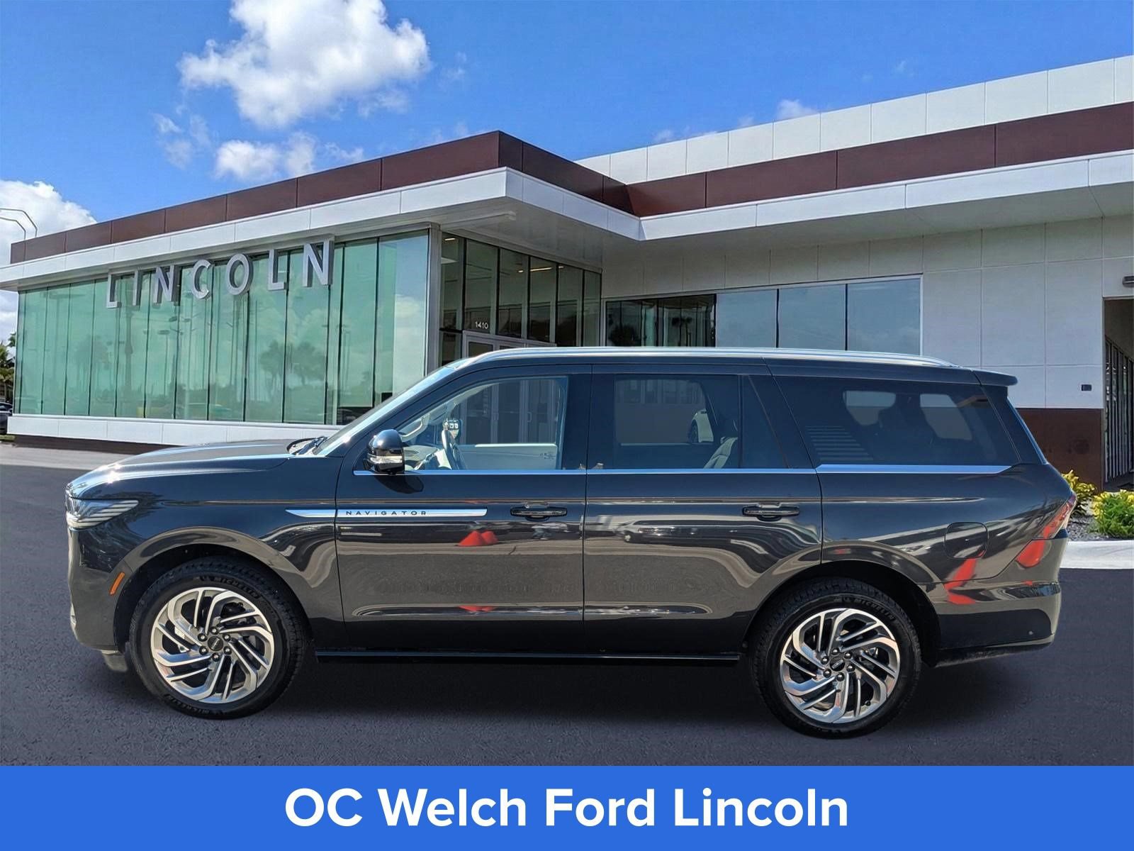 Certified 2025 Lincoln Navigator Reserve AWD/4WD image 8