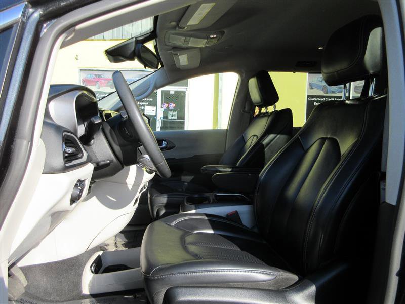 Used 2023 Chrysler Pacifica Touring-L FWD image 23