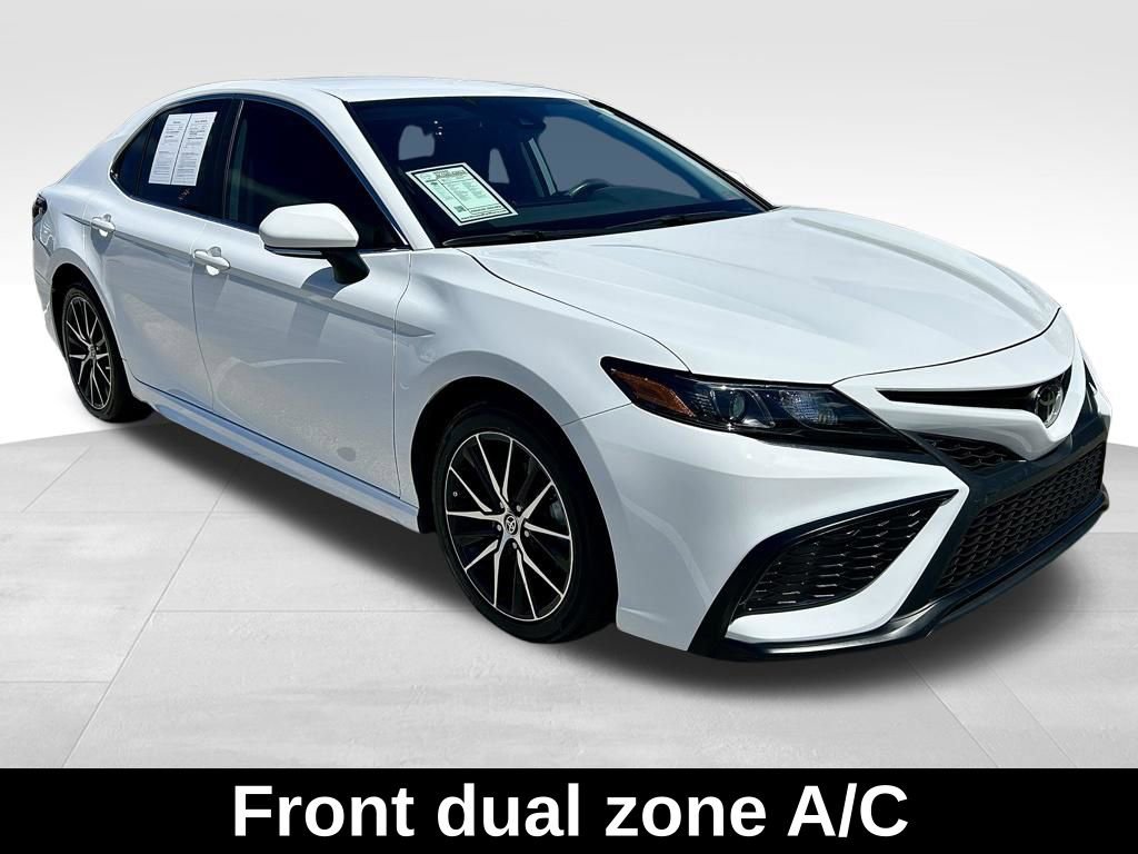 Used 2023 Toyota Camry SE FWD image 3