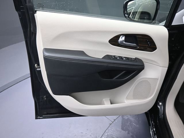 Used 2024 Chrysler Pacifica Limited image 18