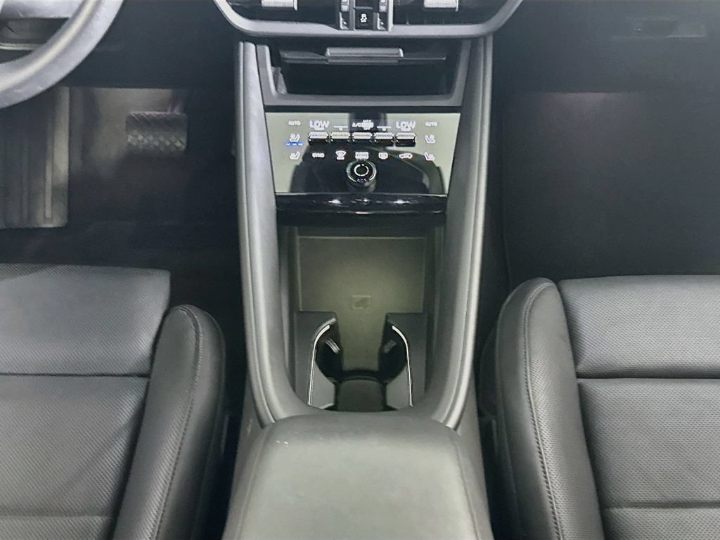Certified 2025 Porsche Macan Electric RWD image 16