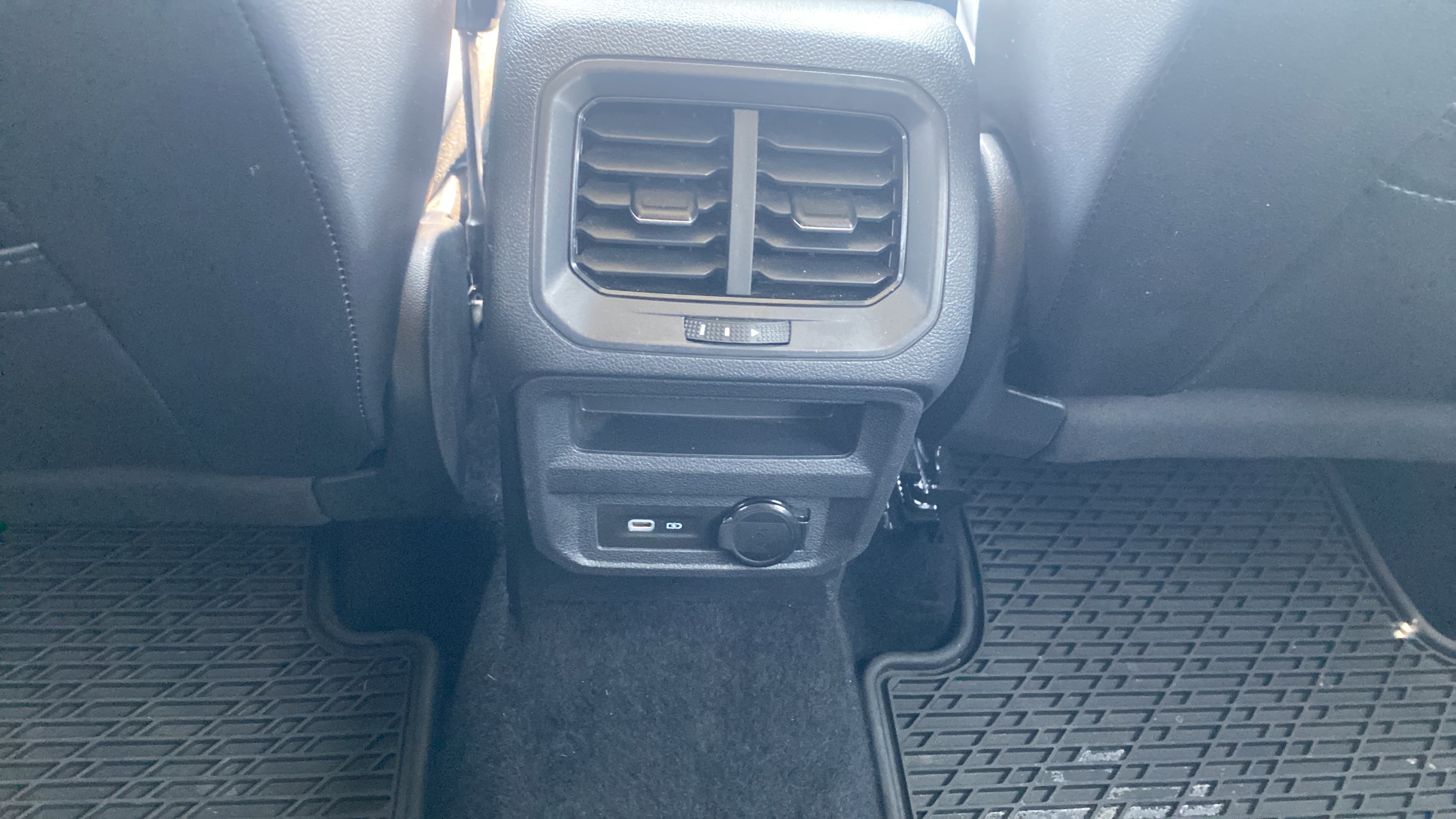 Used 2022 Volkswagen Tiguan SE FWD image 20