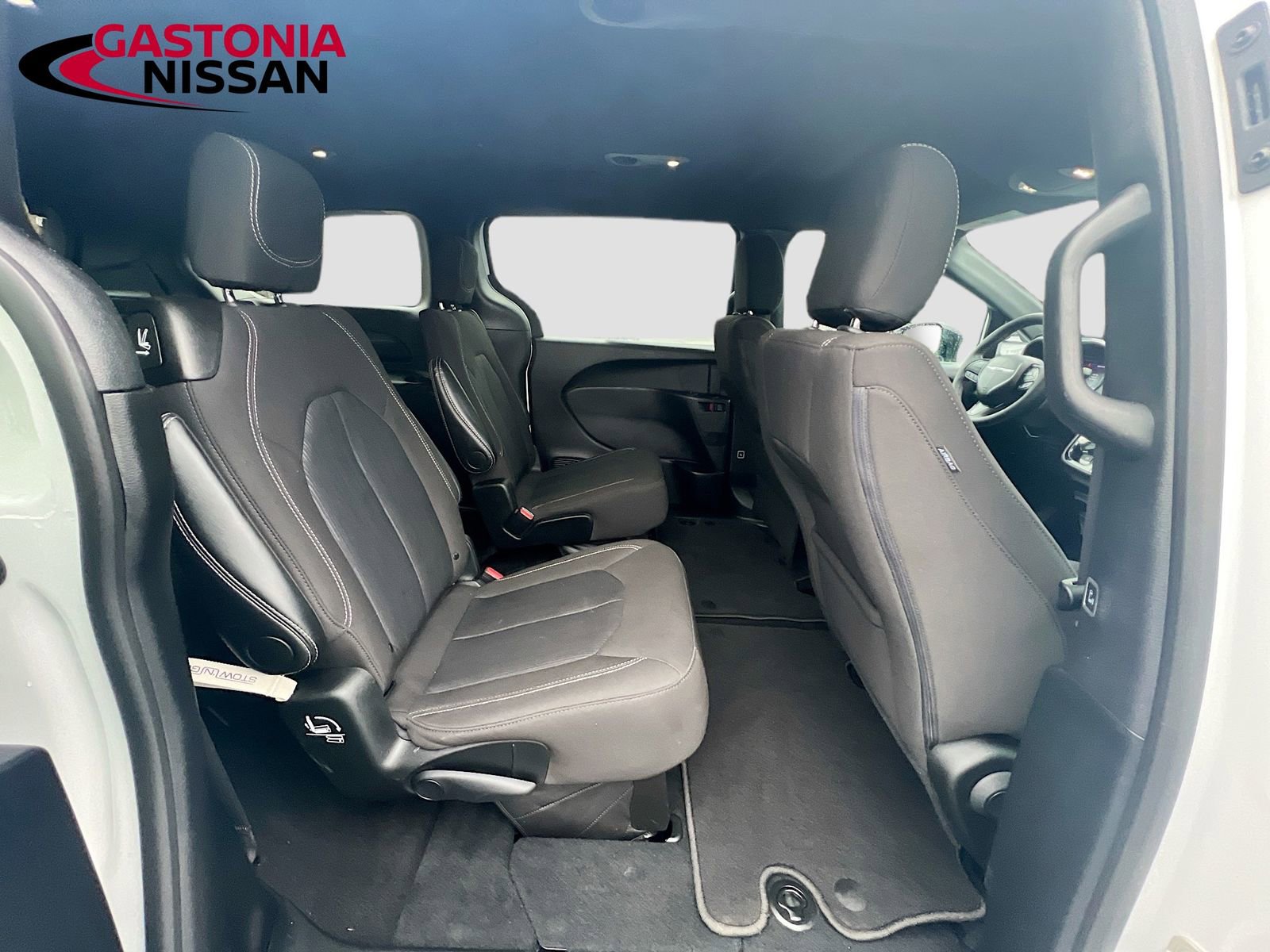 Used 2024 Chrysler Pacifica Touring image 36