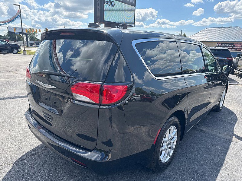 Used 2022 Chrysler Voyager LX image 5