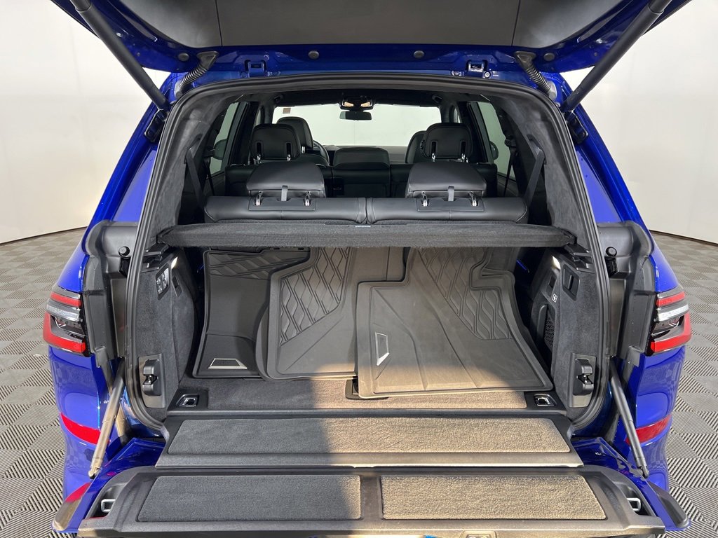 Used 2025 BMW X7 M60i w/ Climate Comfort Package image 24