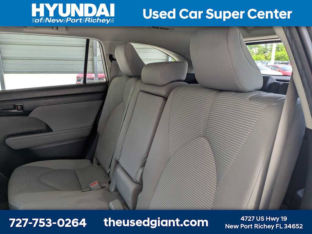 Used 2021 Toyota Highlander LE image 19