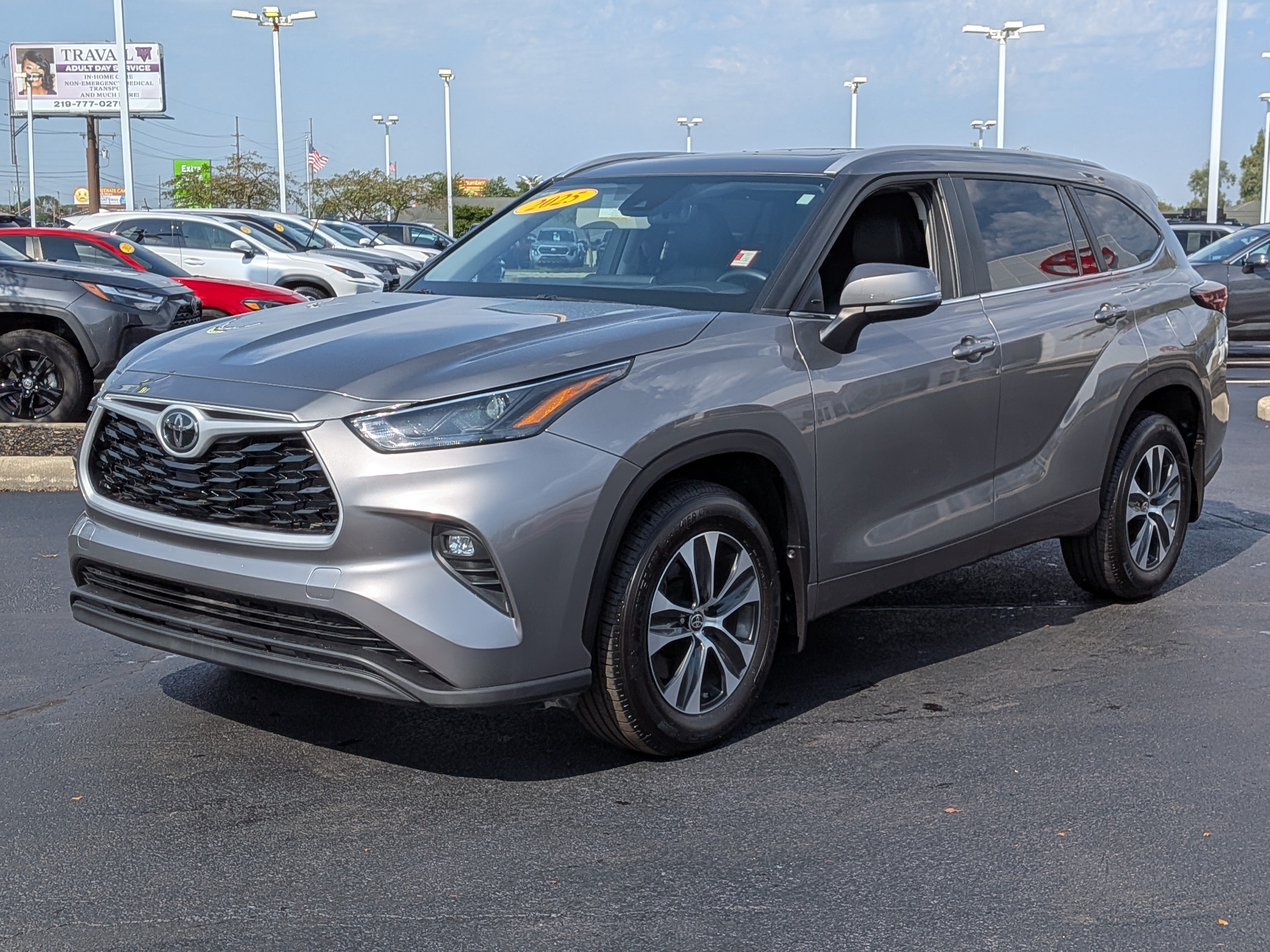 Used 2025 Toyota Highlander XLE AWD/4WD image 4