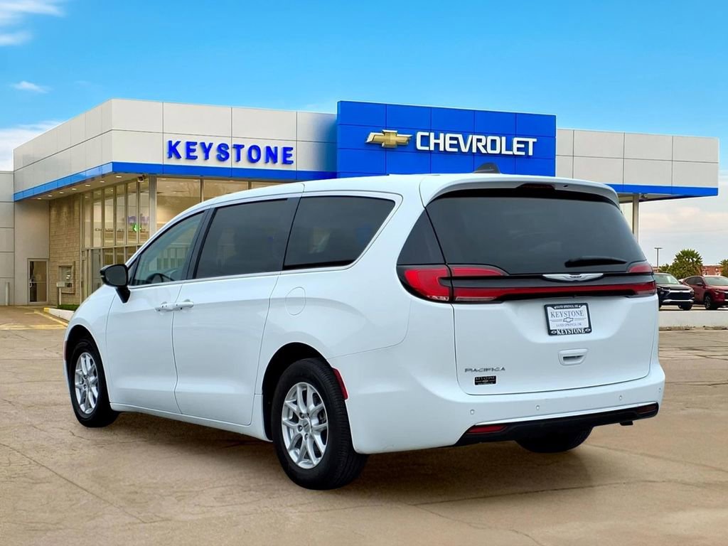 Used 2024 Chrysler Pacifica Touring-L FWD image 5