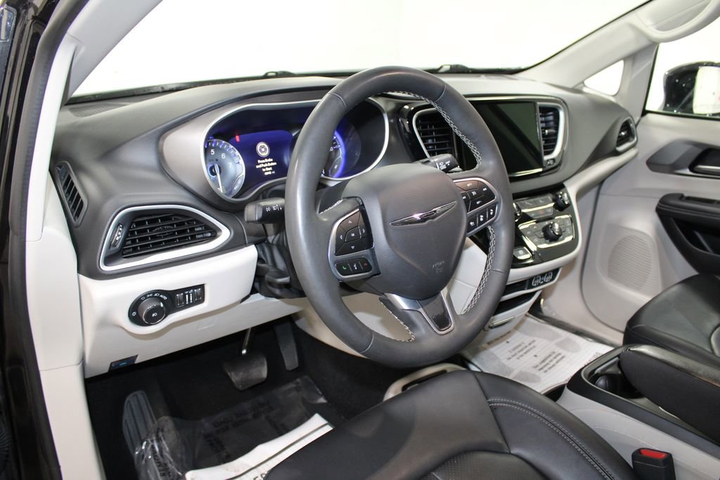 Used 2024 Chrysler Pacifica Touring-L image 21