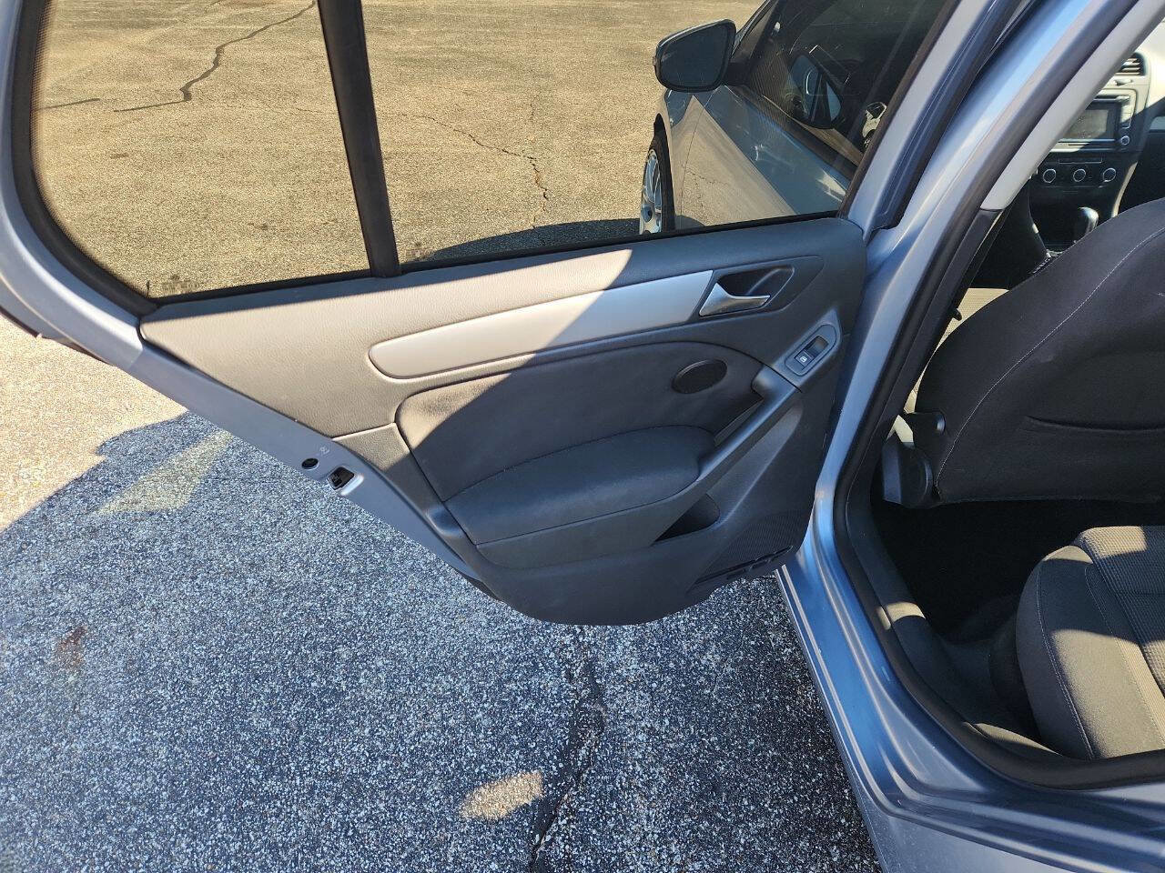 Used 2011 Volkswagen Golf TDI image 16