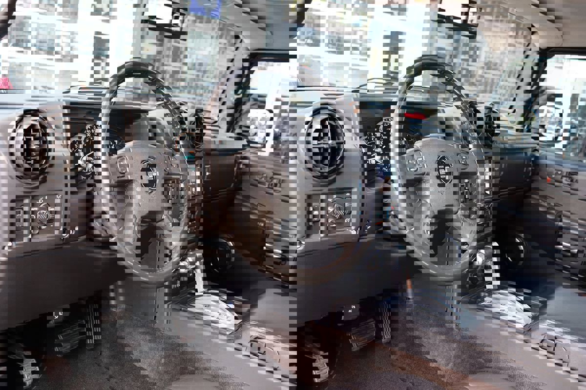 Used 2005 HUMMER H2 SUT w/ Preferred Equipment Group image 15