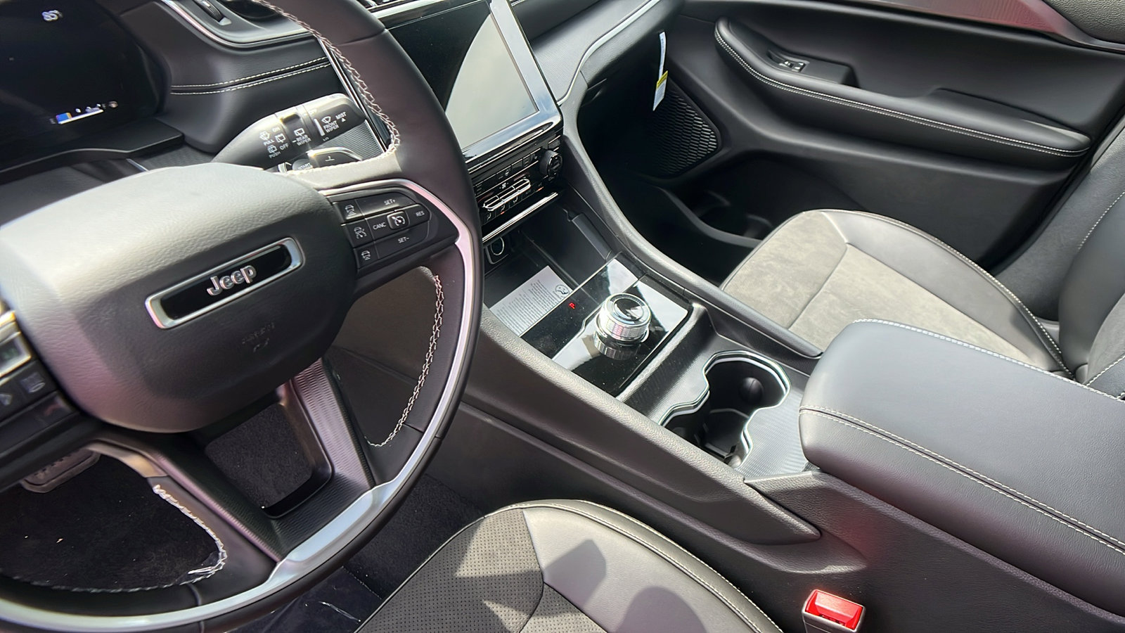 New 2025 Jeep Grand Cherokee L Altitude image 30