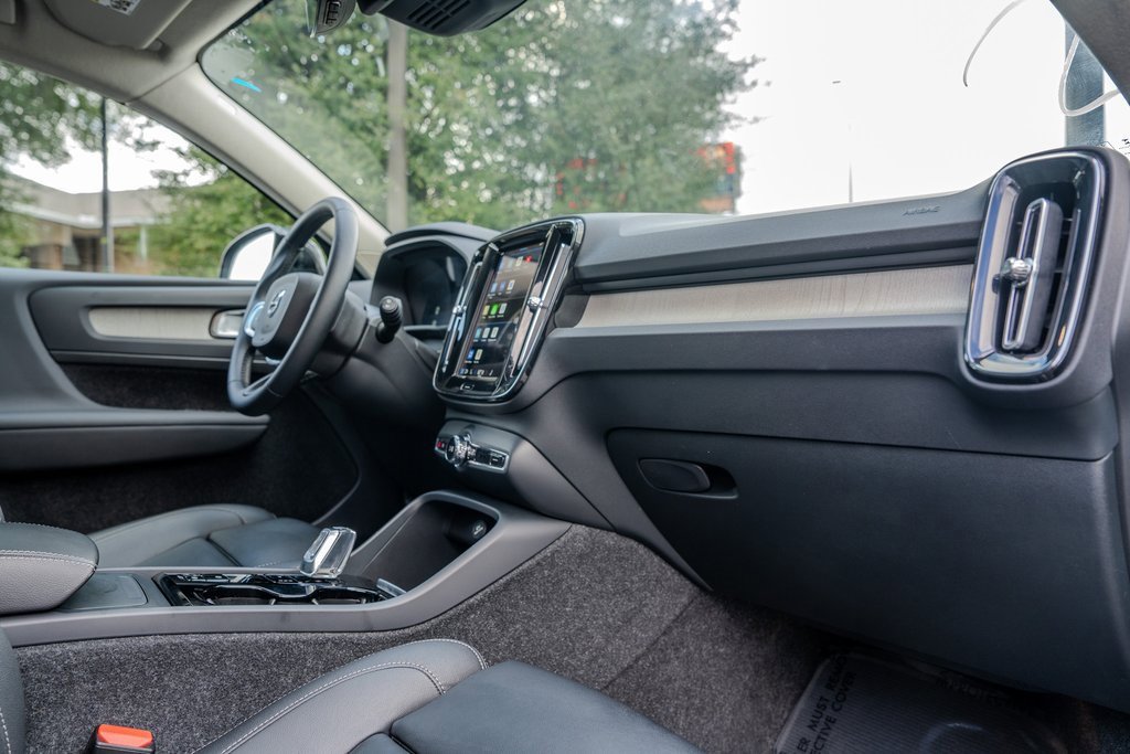 Used 2025 Volvo XC40 B5 Plus image 22