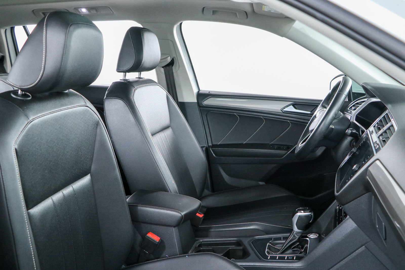 Used 2023 Volkswagen Tiguan SE w/ Panoramic Sunroof Package FWD image 28