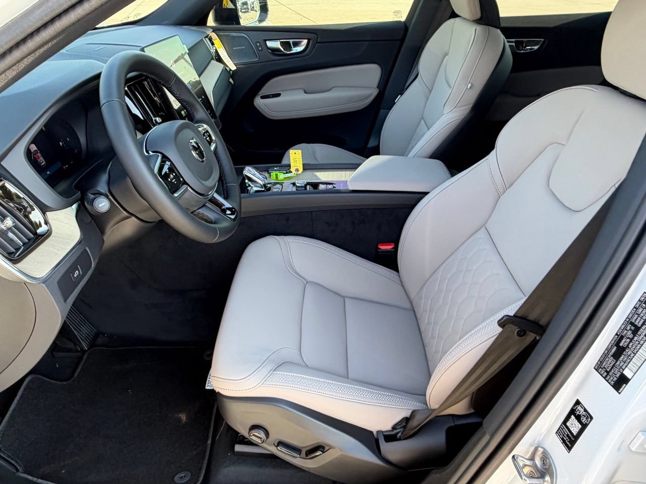 New 2027 Volvo XC60 B5 Plus AWD/4WD image 14