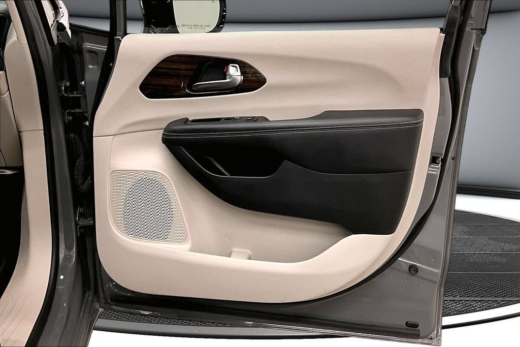 Used 2023 Chrysler Pacifica Limited FWD image 29
