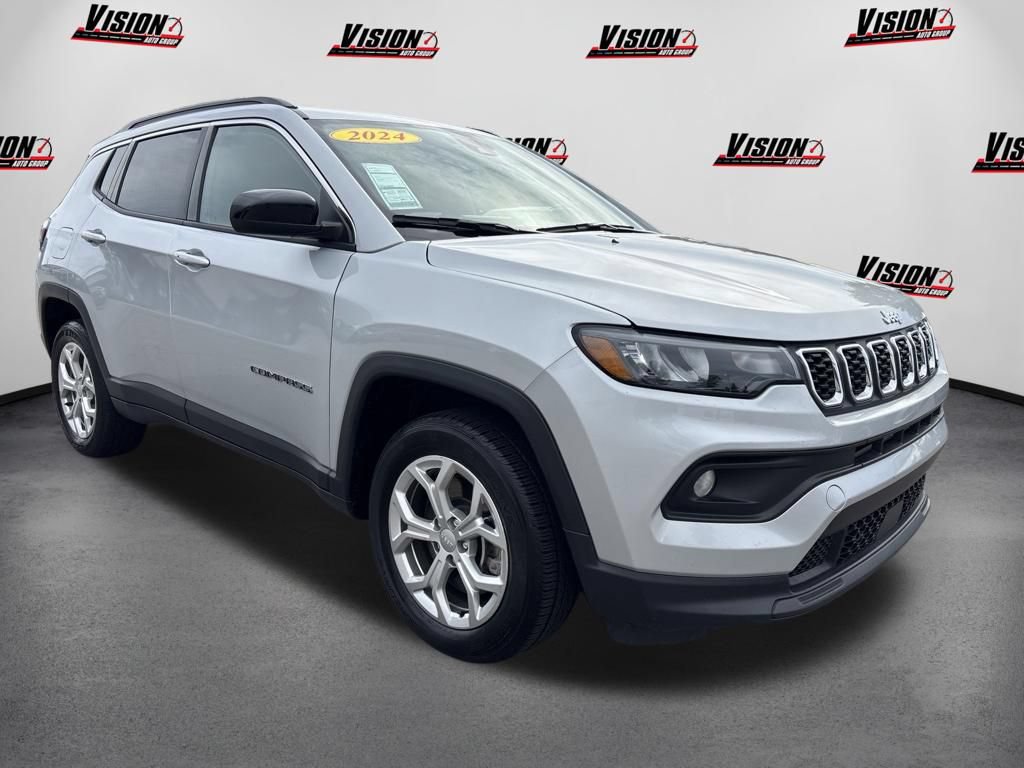 Used 2024 Jeep Compass Latitude AWD/4WD image 3