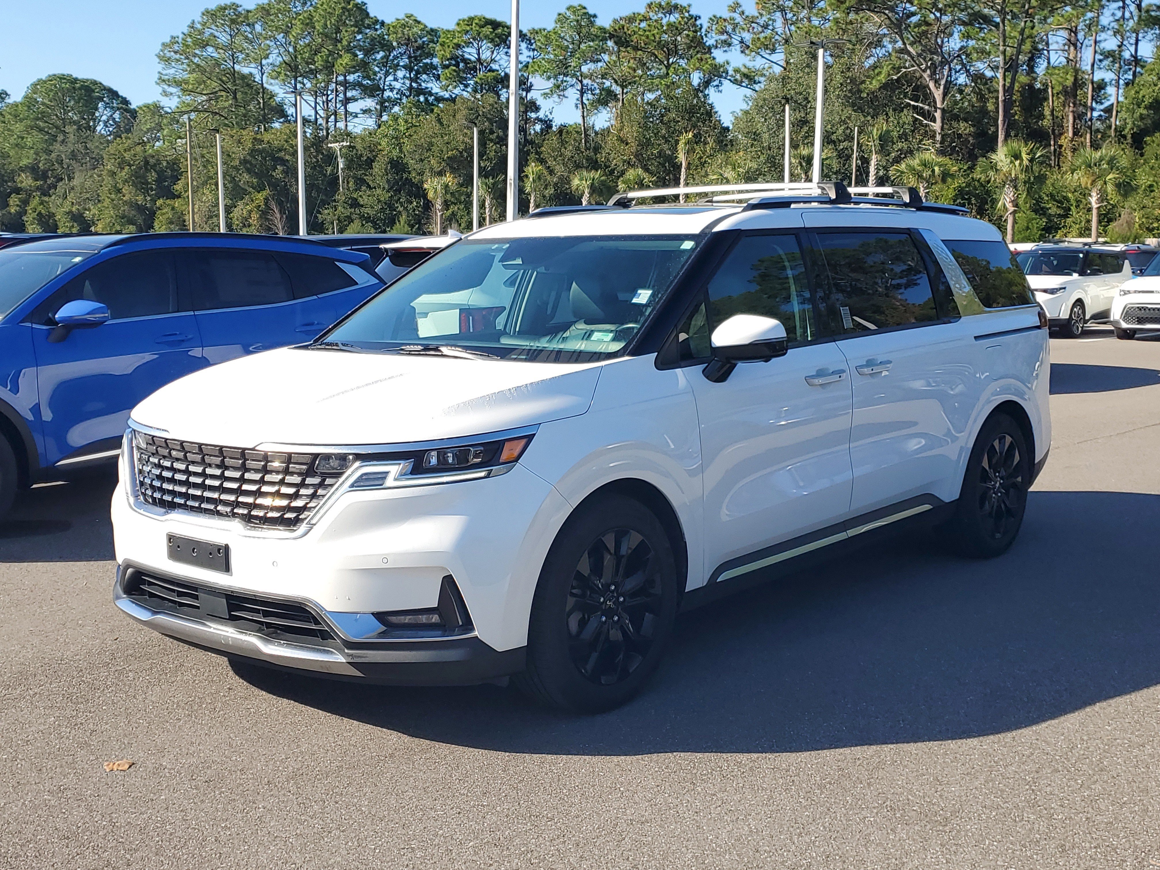 Used 2022 Kia Carnival SX Prestige image 3