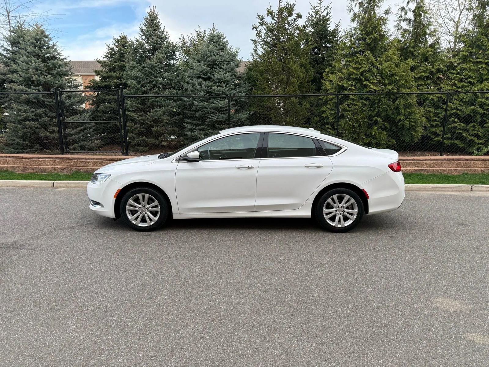 Used 2015 Chrysler 200 Limited w/ Convenience Group image 2