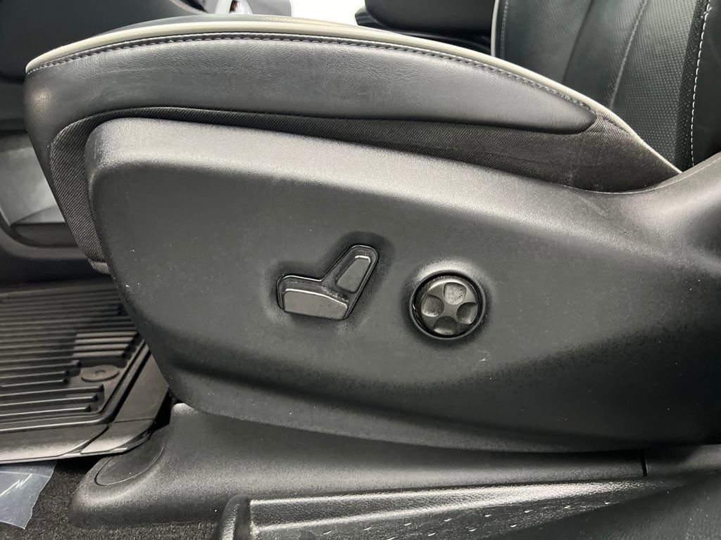 Used 2025 Chrysler Pacifica Limited image 10