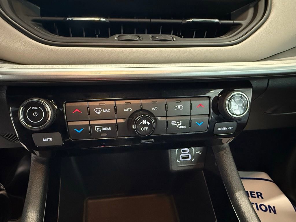 Used 2025 Jeep Compass Limited image 35