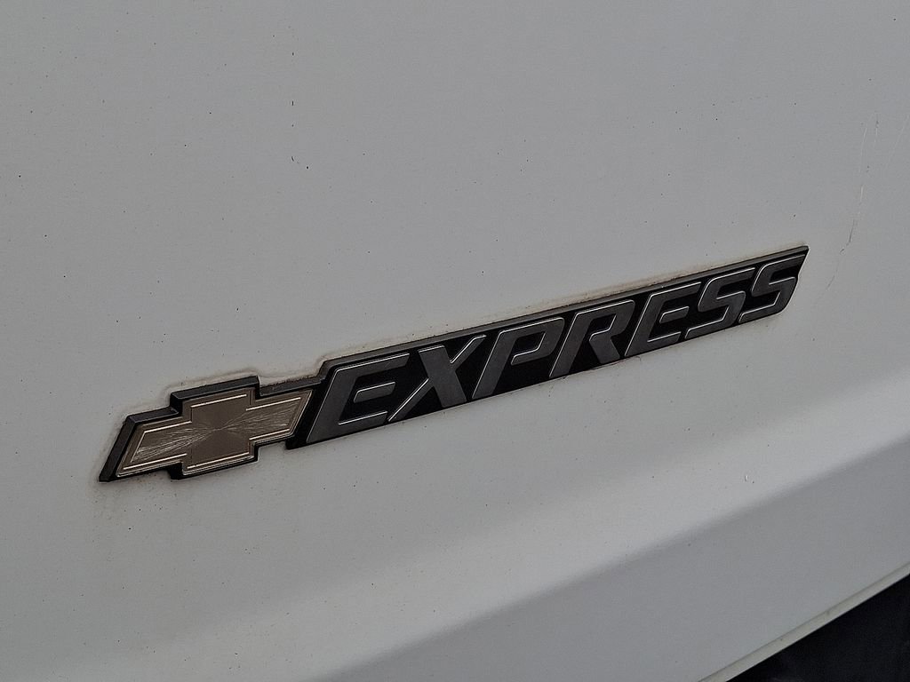Used 2018 Chevrolet Express 3500 w/ Driver Convenience Package image 32