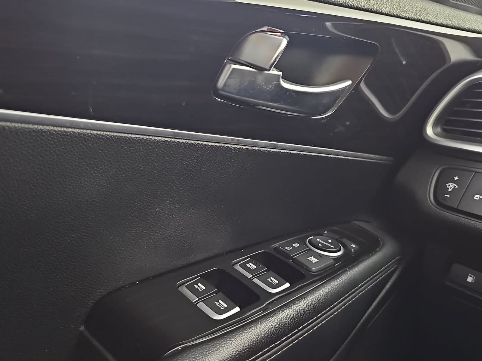 Used 2020 Kia Sorento LX FWD image 25