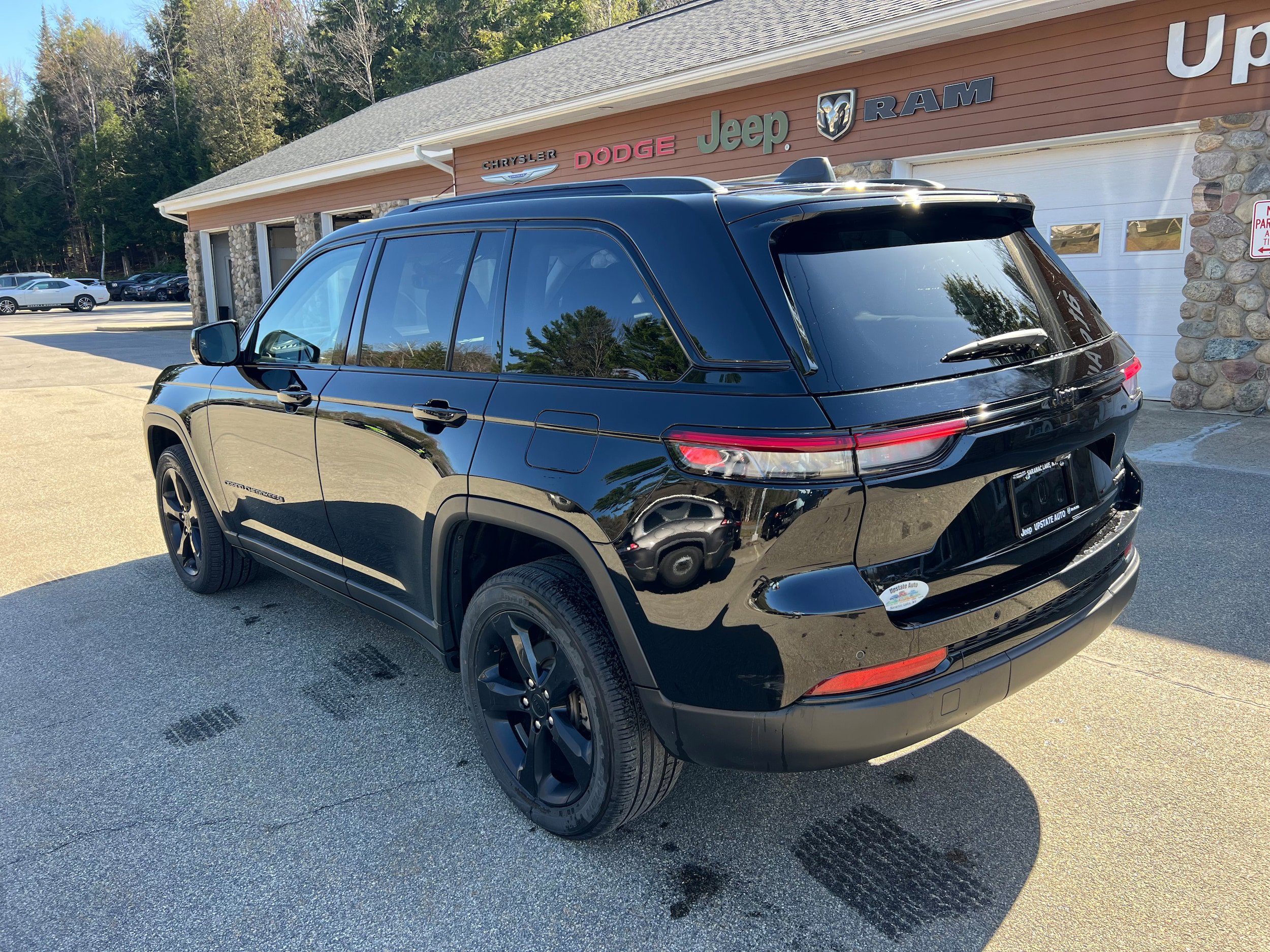 Used 2023 Jeep Grand Cherokee Limited w/ Black Appearance Package AWD/4WD image 7