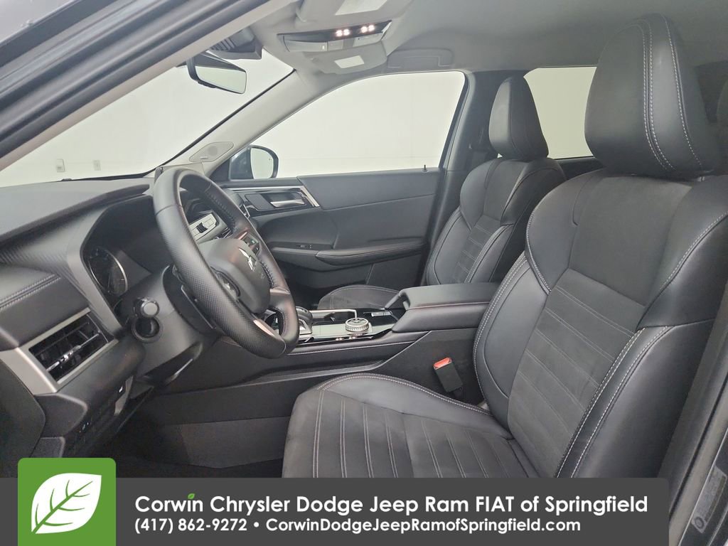 Used 2025 Mitsubishi Outlander SE image 19