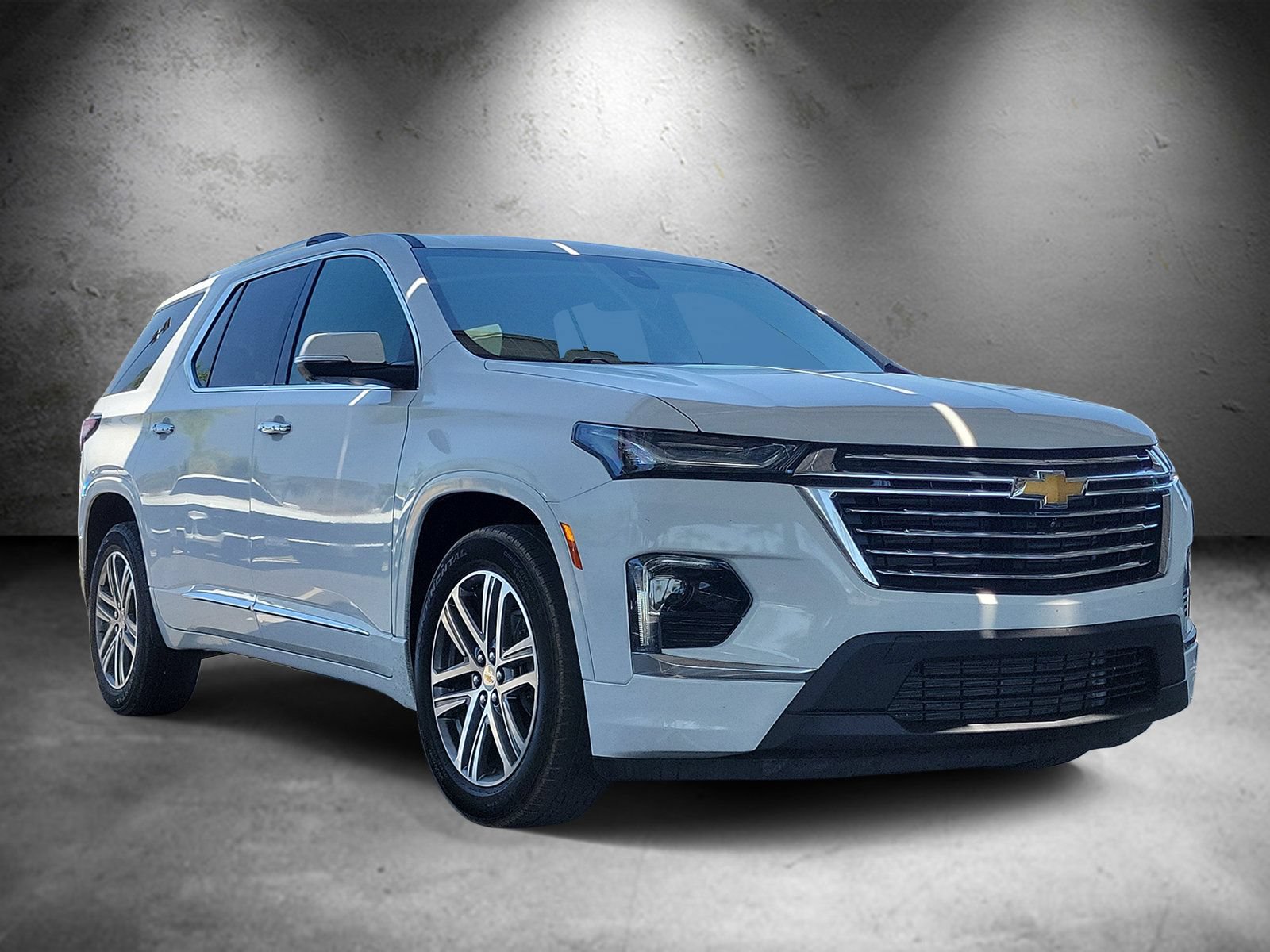Used 2023 Chevrolet Traverse High Country FWD image 2