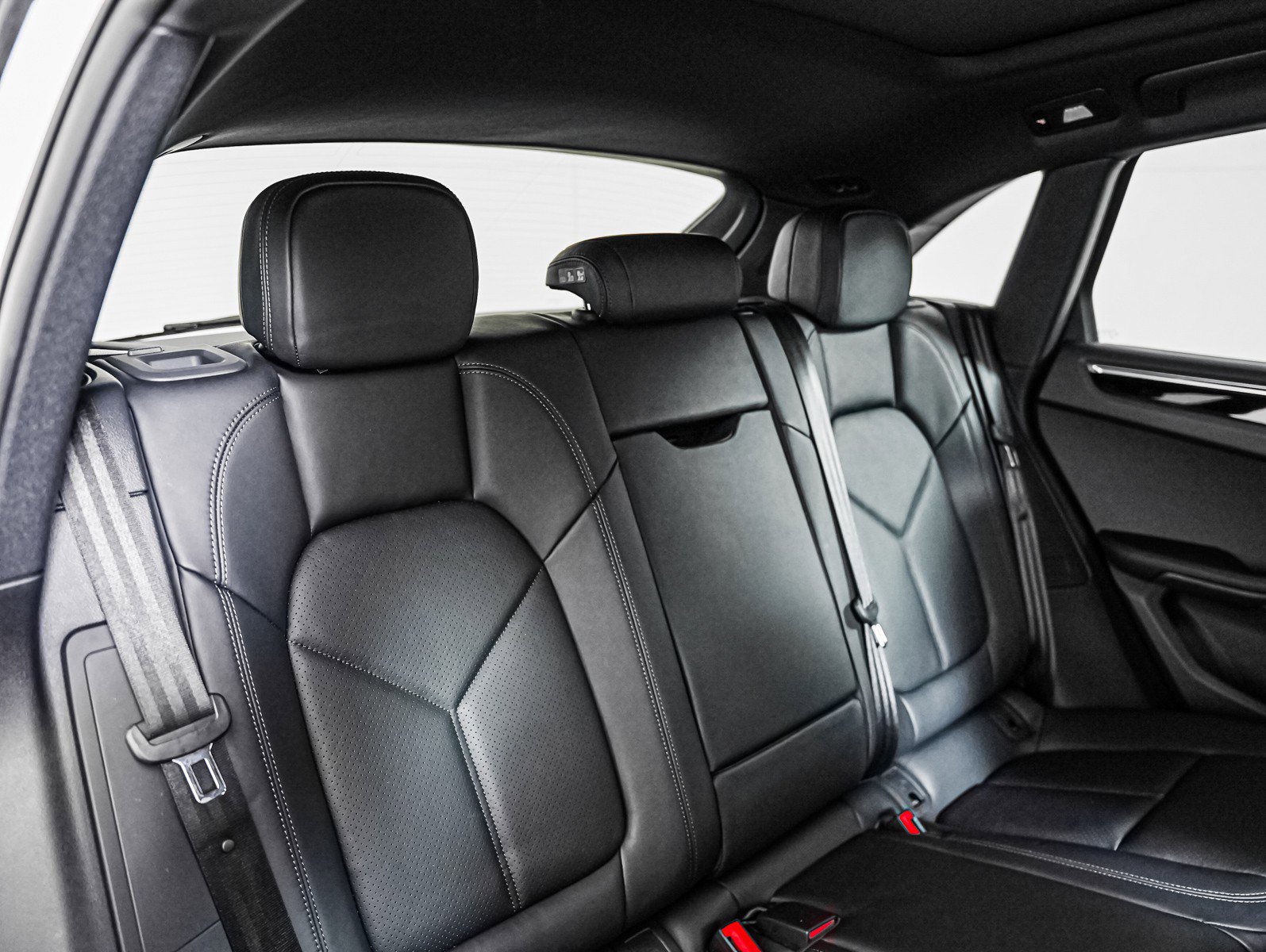 Certified 2025 Porsche Macan S AWD/4WD image 6
