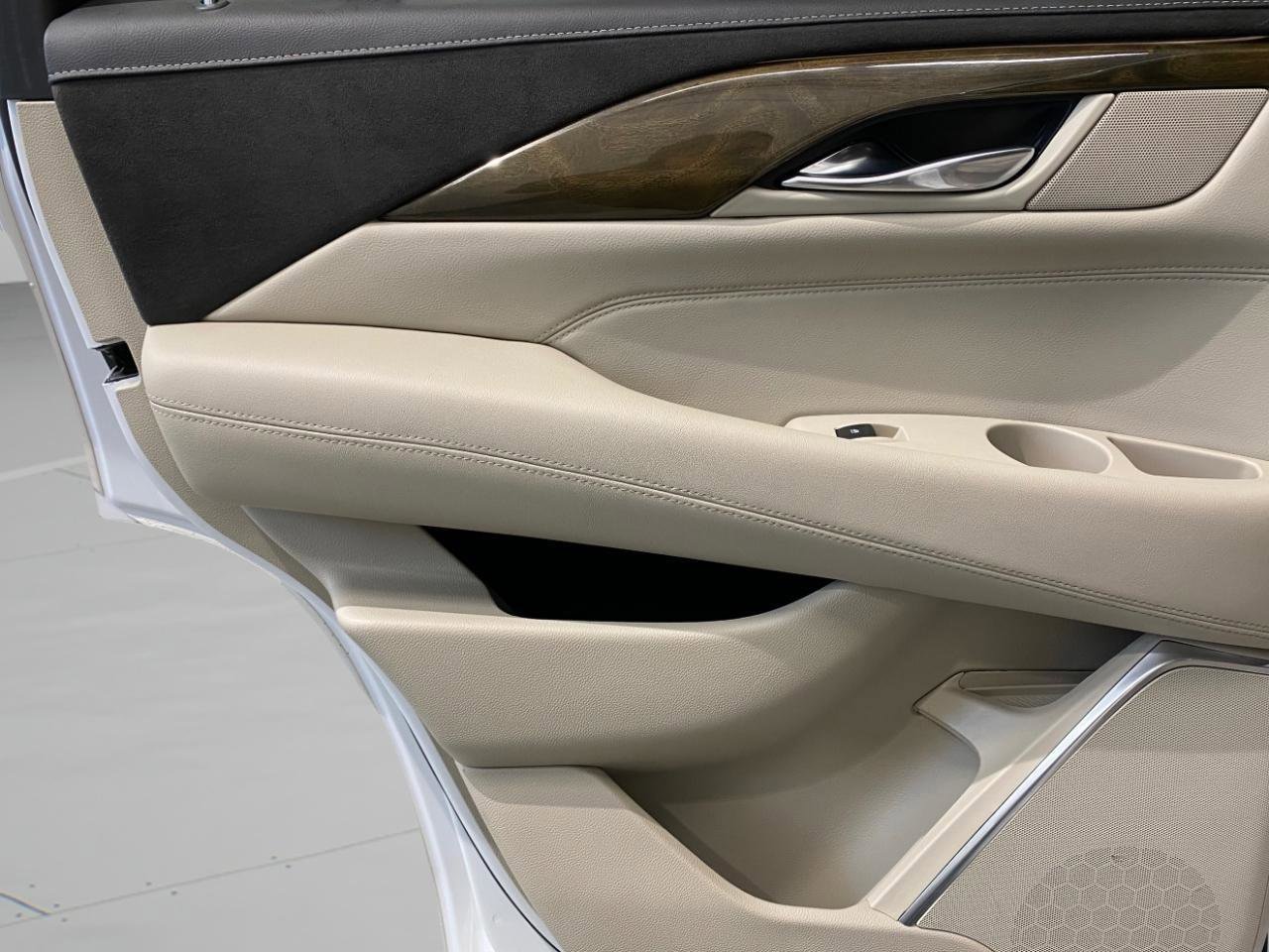 Used 2020 Cadillac Escalade Premium Luxury image 11
