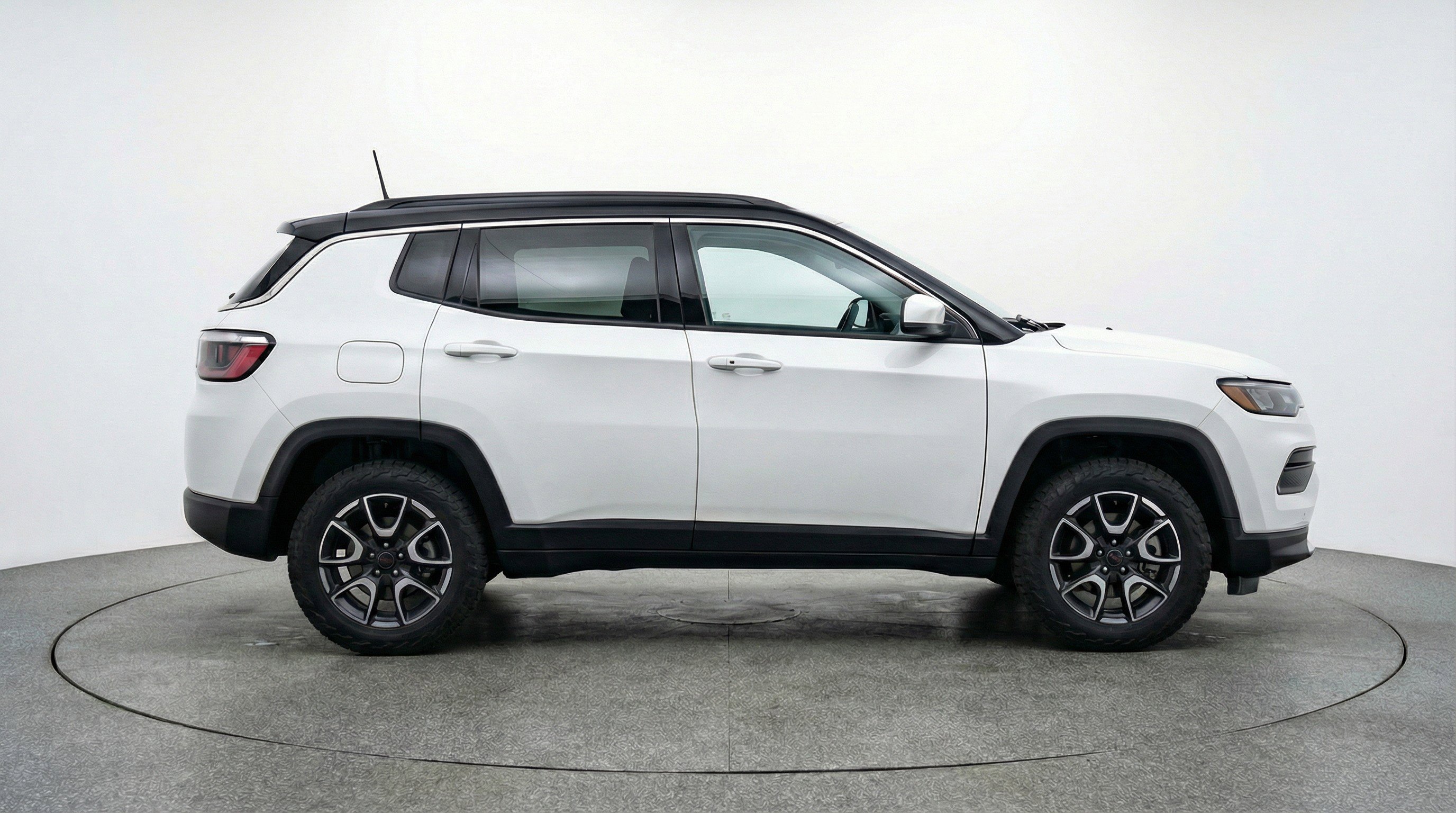 Used 2025 Jeep Compass Trailhawk image 11