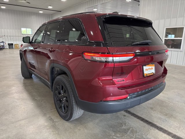 Used 2024 Jeep Grand Cherokee Altitude image 8
