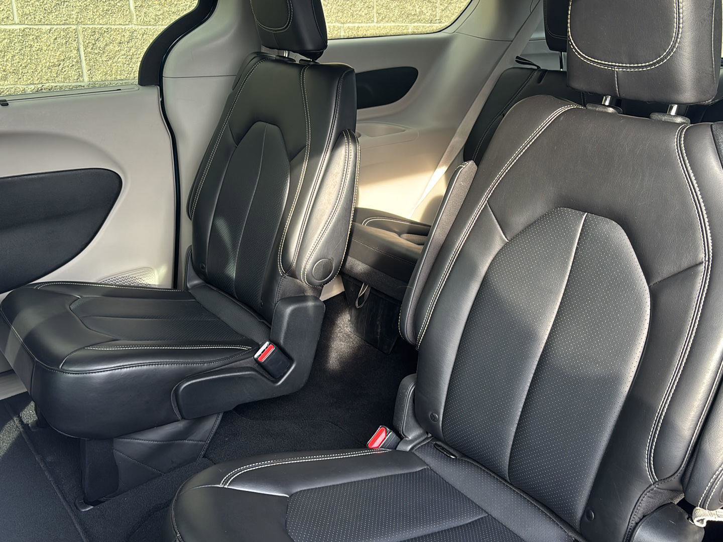 Used 2024 Chrysler Pacifica Touring-L FWD image 27