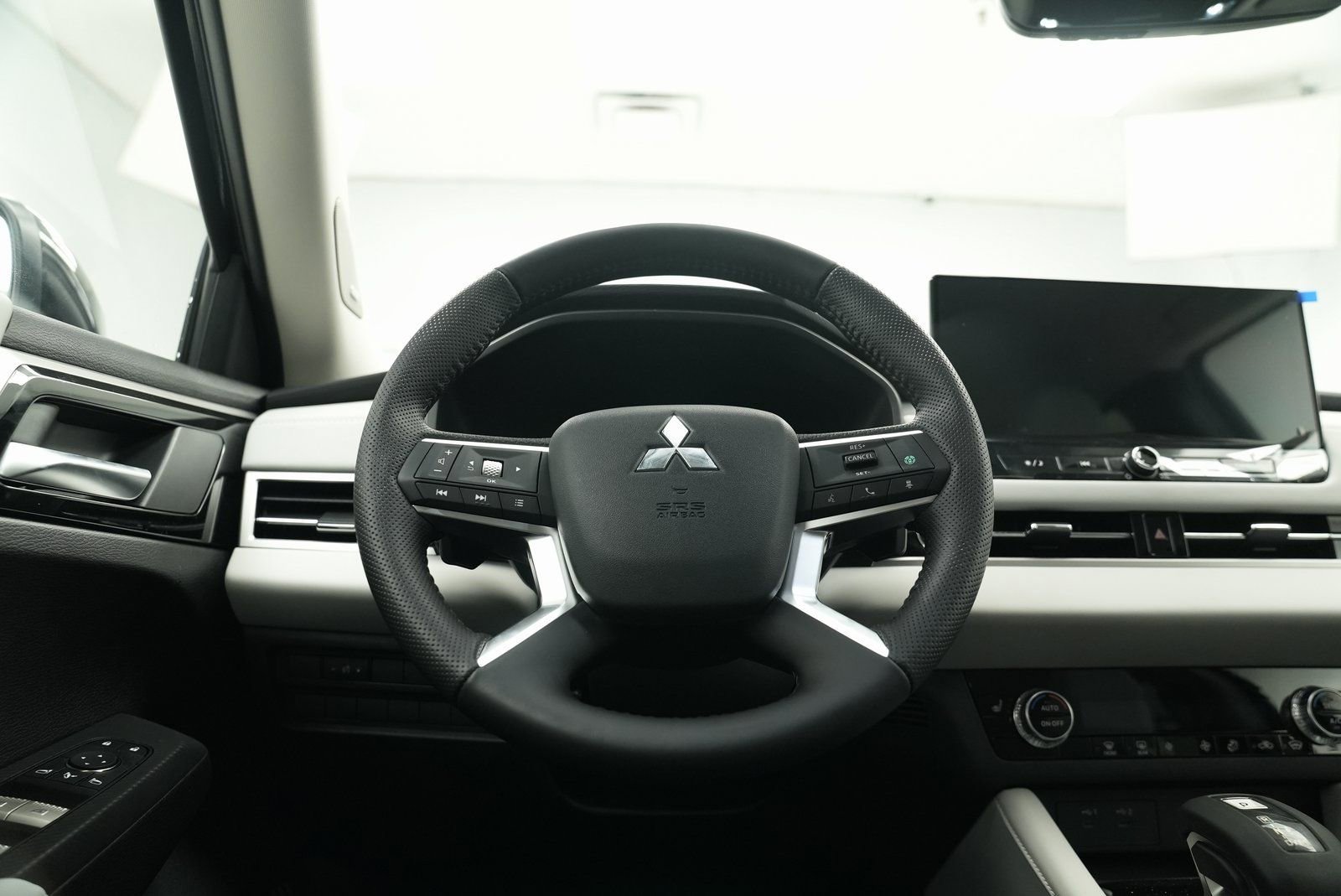 Used 2025 Mitsubishi Outlander SE image 26