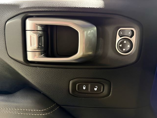 Used 2018 Jeep Wrangler Unlimited Sahara w/ Uconnect 4C Nav & Sound Group image 9