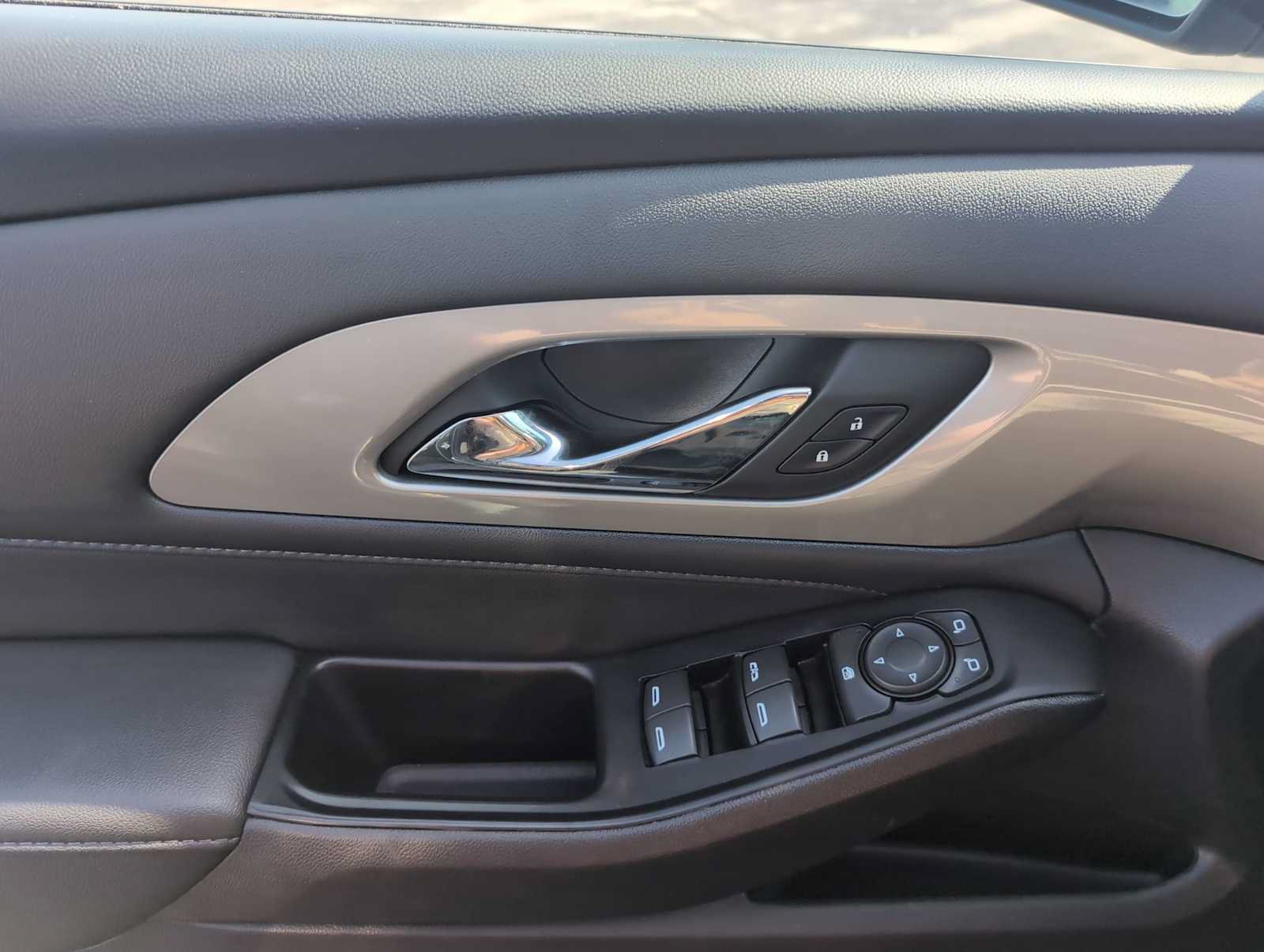 Used 2023 Chevrolet Traverse LT FWD image 23