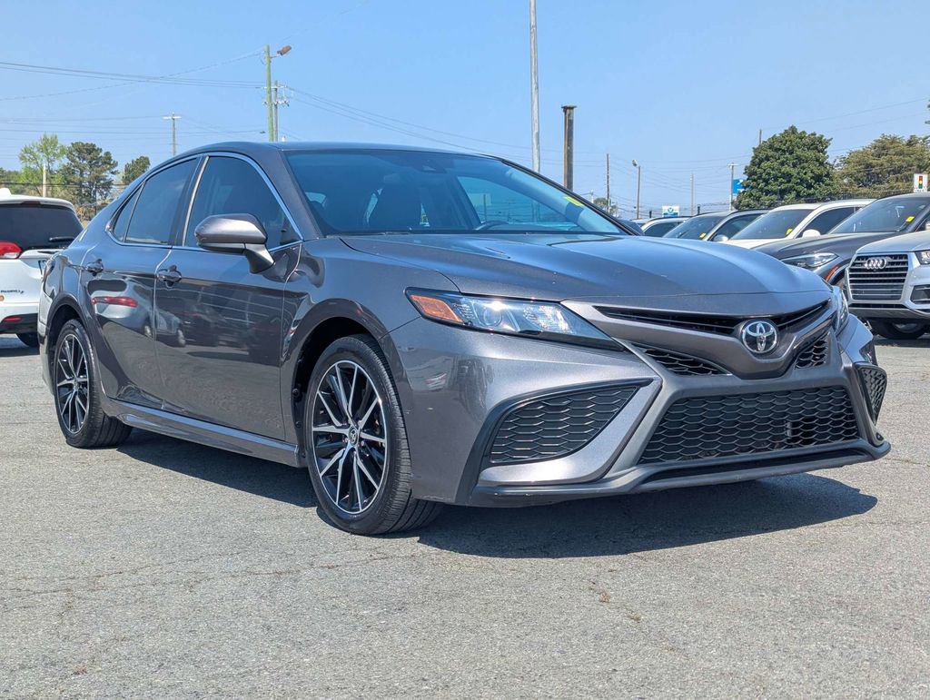 Used 2021 Toyota Camry SE image 3