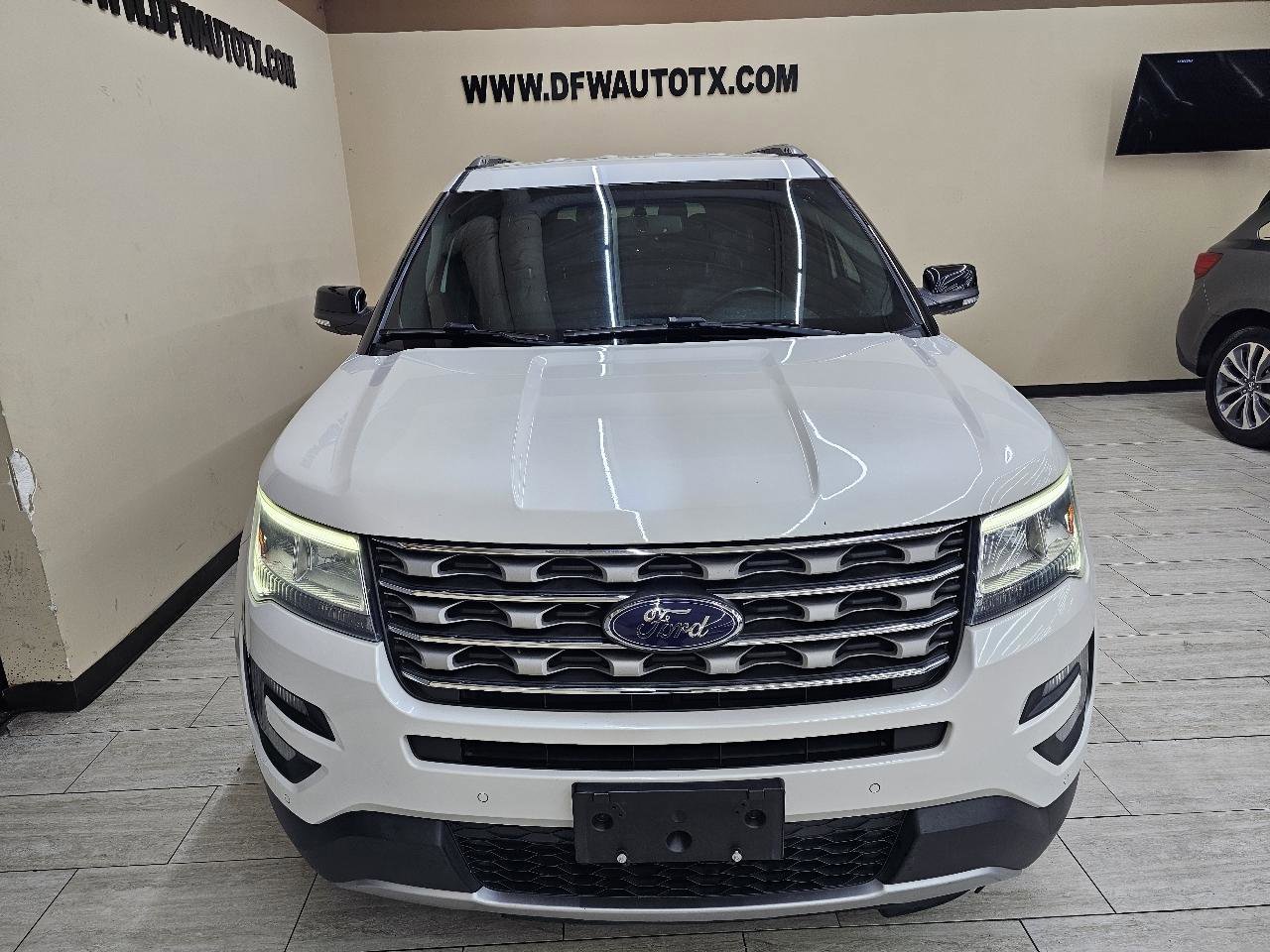 Used 2016 Ford Explorer XLT w/ Equipment Group 202A FWD image 3