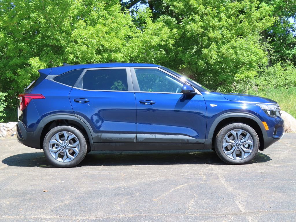 Certified 2026 Kia Seltos LX AWD/4WD image 2