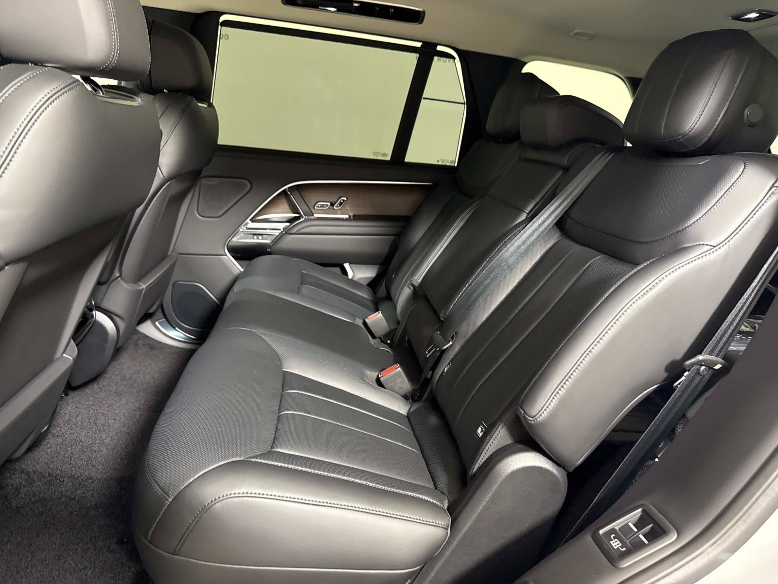 New 2026 Land Rover Range Rover Long Wheelbase SE AWD/4WD image 14